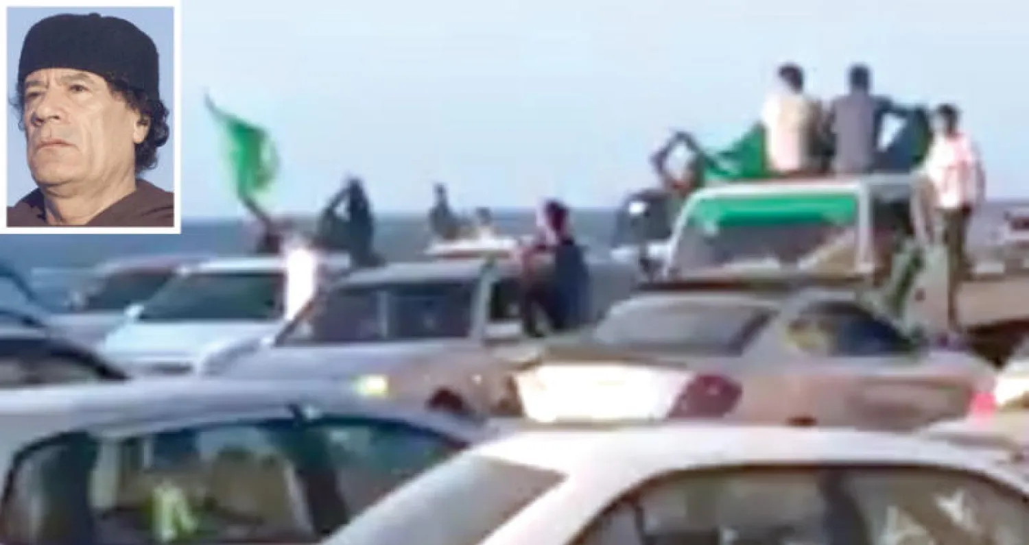 صورة تناقلتها مواقع التواصل لأنصار النظام السابق يحملون اعلاماً خضراء في بنغازي أمس (فيسبوك)