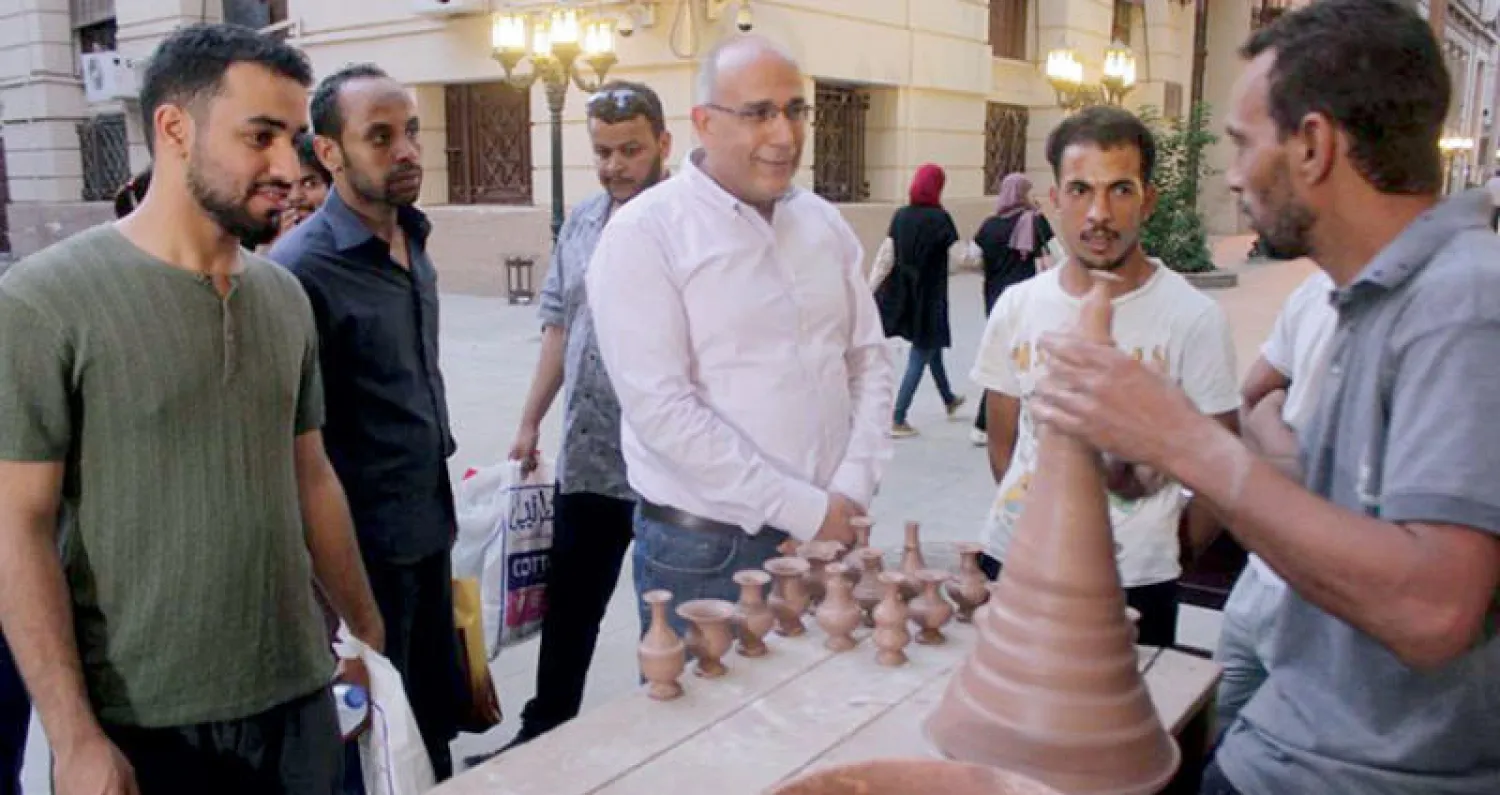 جانب من الفعاليات الفنية والثقافية التي تجتذب الجمهور في شارع الشريفين وسط القاهرة