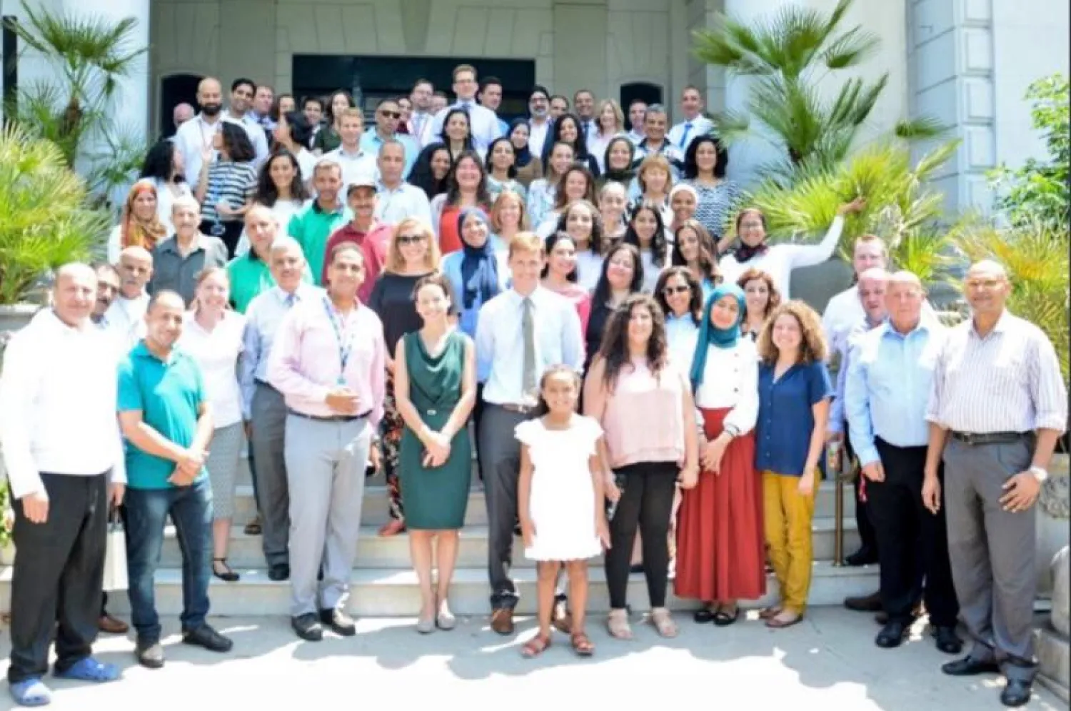 السفير البريطاني جون كاسن مع أحد مدربي الغطس في مرسى علم بمصر (تويتر)