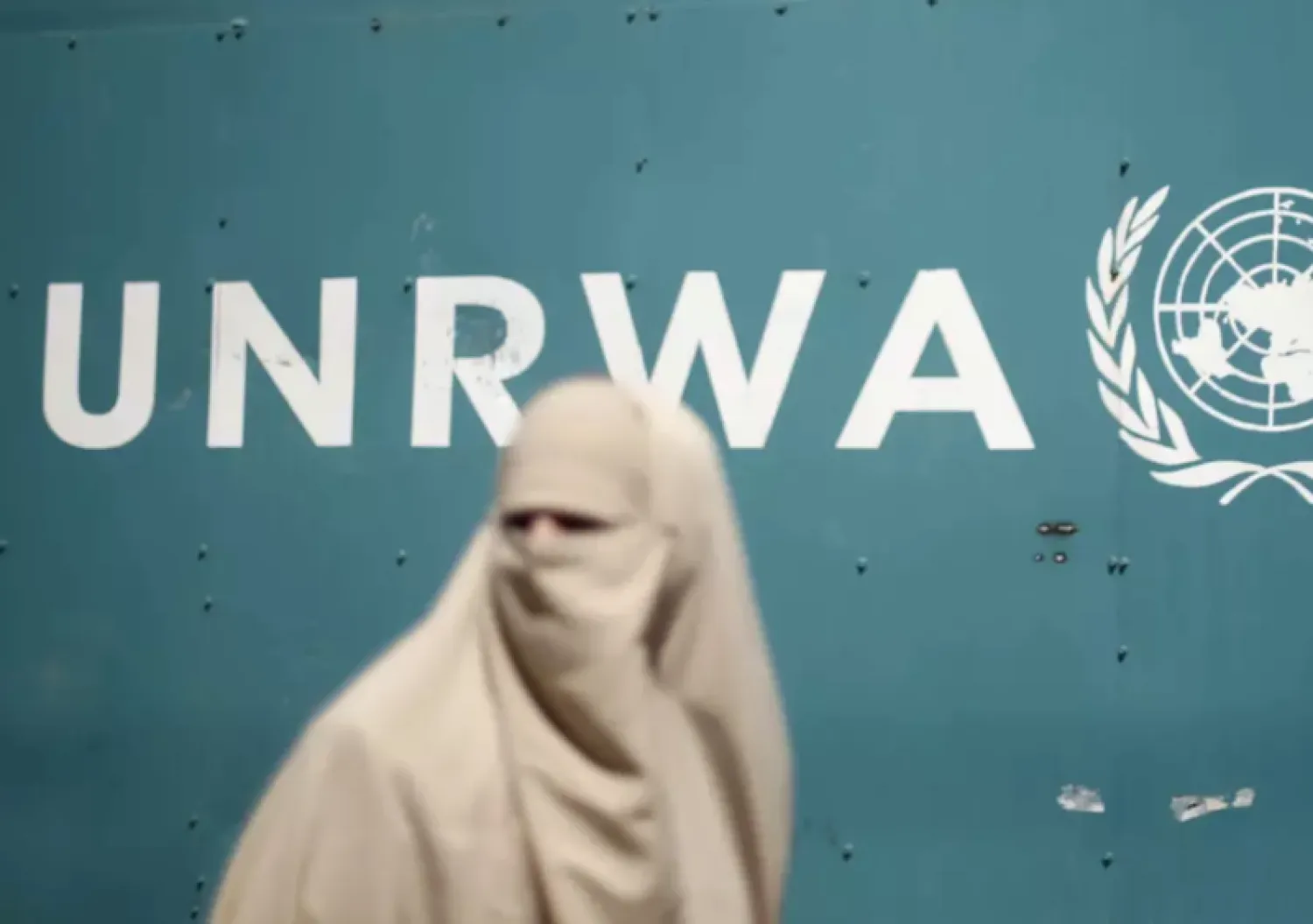 A Palestinian woman takes part in a protest against possible reductions of the services and aid offered by United Nations Relief and Works Agency (UNRWA), in front of UNRWA headquarters in Gaza City August 16, 2015. REUTERS/Mohammed Salem