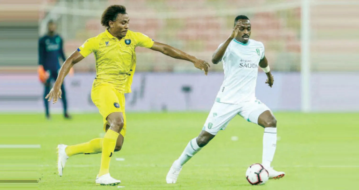 صراع على الكرة بين لاعبي الأهلي والتعاون خلال مواجهة الفريقين أمس («الشرق الأوسط»)