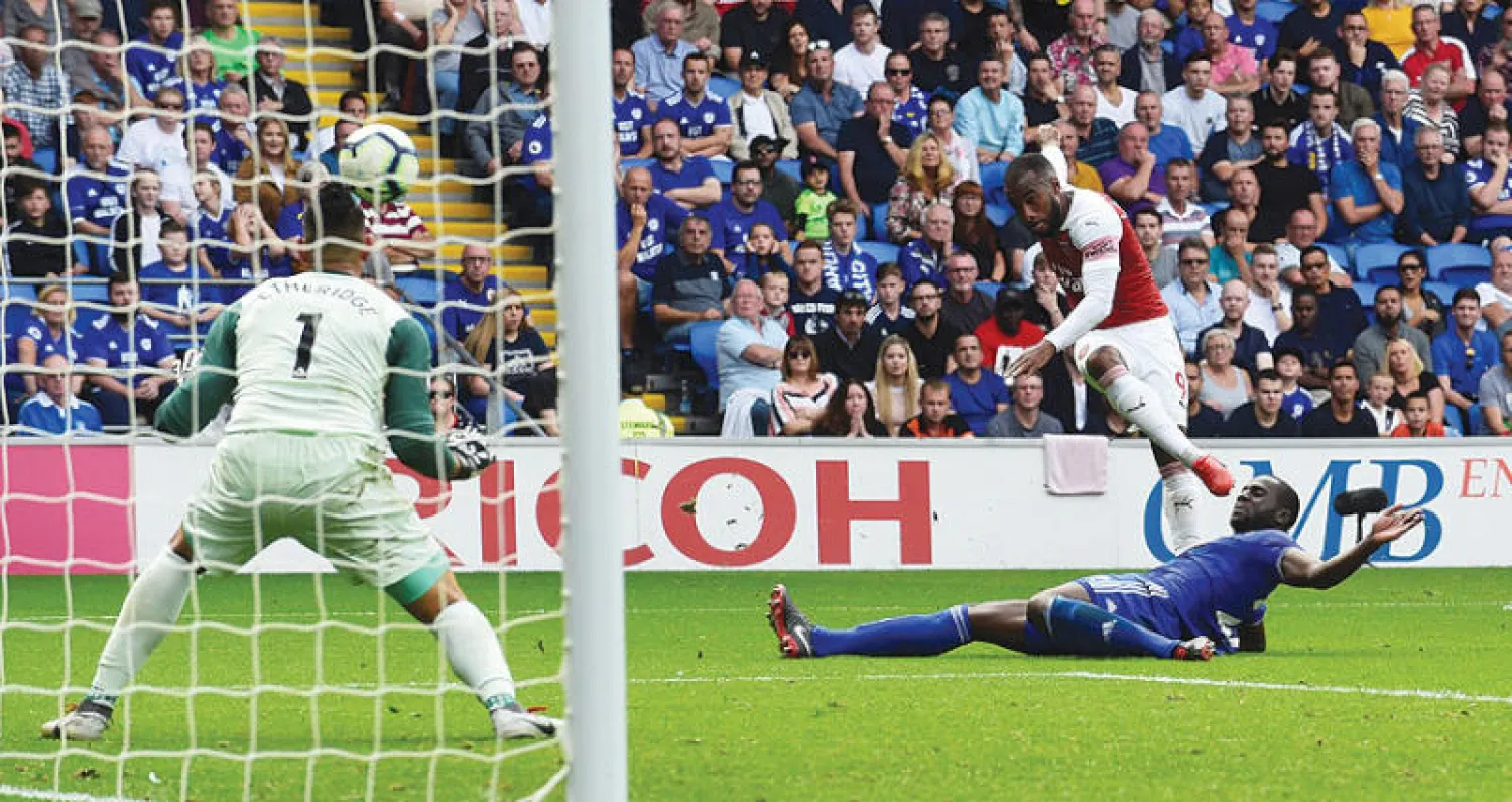 لاكازيت يصوب نحو مرمى كارديف سيتي ليمنح آرسنال الفوز (رويترز)