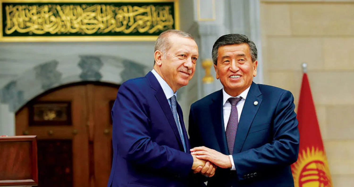 الرئيس القيرغيزي مستقبلا نظيره التركي في بيشكيك أمس (أ.ب)