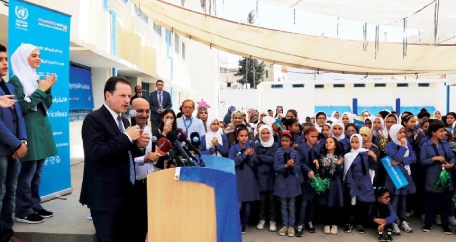 المفوض العام لـ«أونروا» بيير كرينبول في افتتاح السنة الدراسية في مخيم للاجئين الفلسطينيين في عمّان أمس (ا.ب)