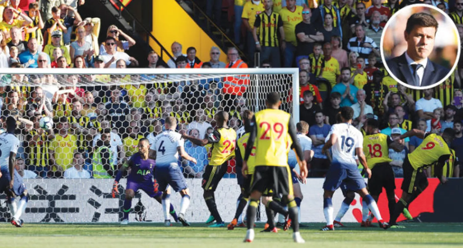 تروي ديني مهاجم واتفورد (يمين) يسجل في مرمى توتنهام (أ.ف.ب) - بوكيتينو (إ.ب.أ)