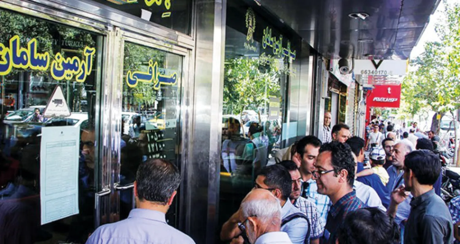 إيرانيون يحاولون شراء الدولار في سوق فردوسي وسط طهران الشهر الماضي (تسنيم)