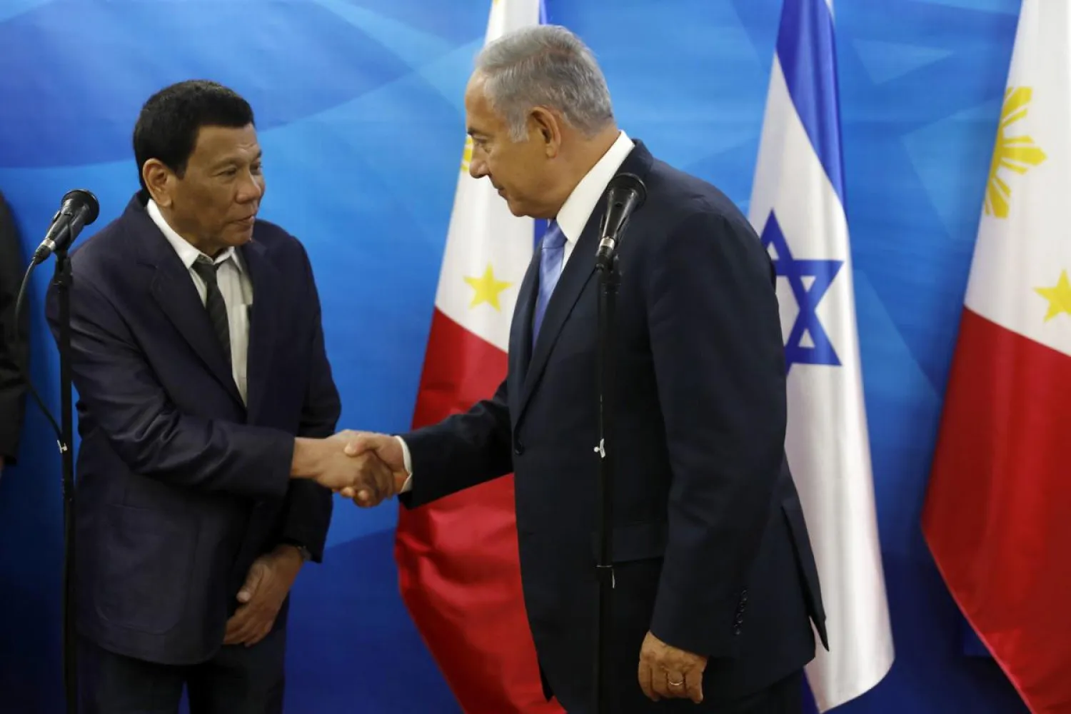 Israeli PM Benjamin Netanyahu (R) shakes hands with Philippine President Rodrigo Duterte during their meeting in Jerusalem September 3, 2018. (Reuters)