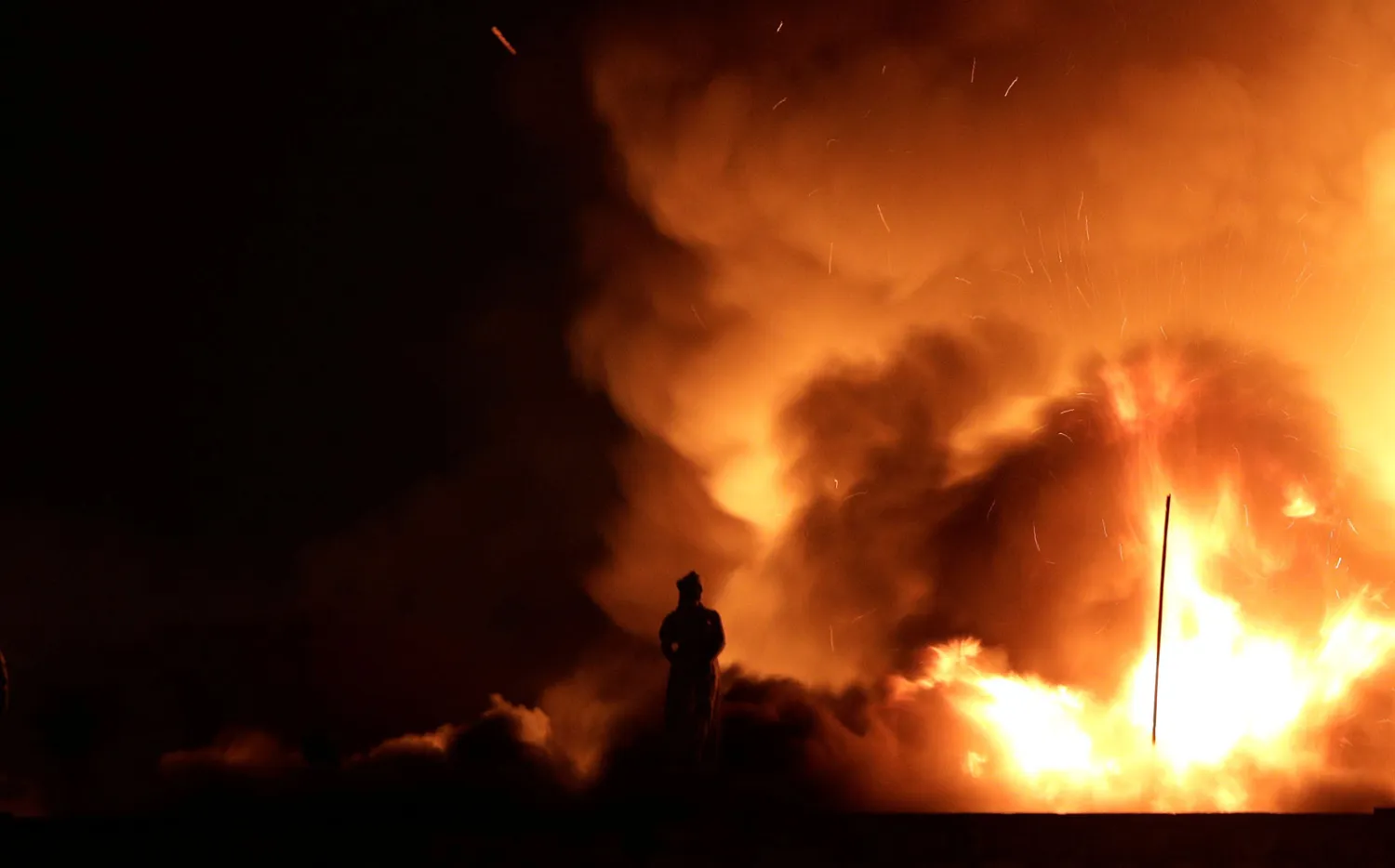 النيران تلتهم مبنى المتحف الوطني في ريو دي جنيرو (رويترز)