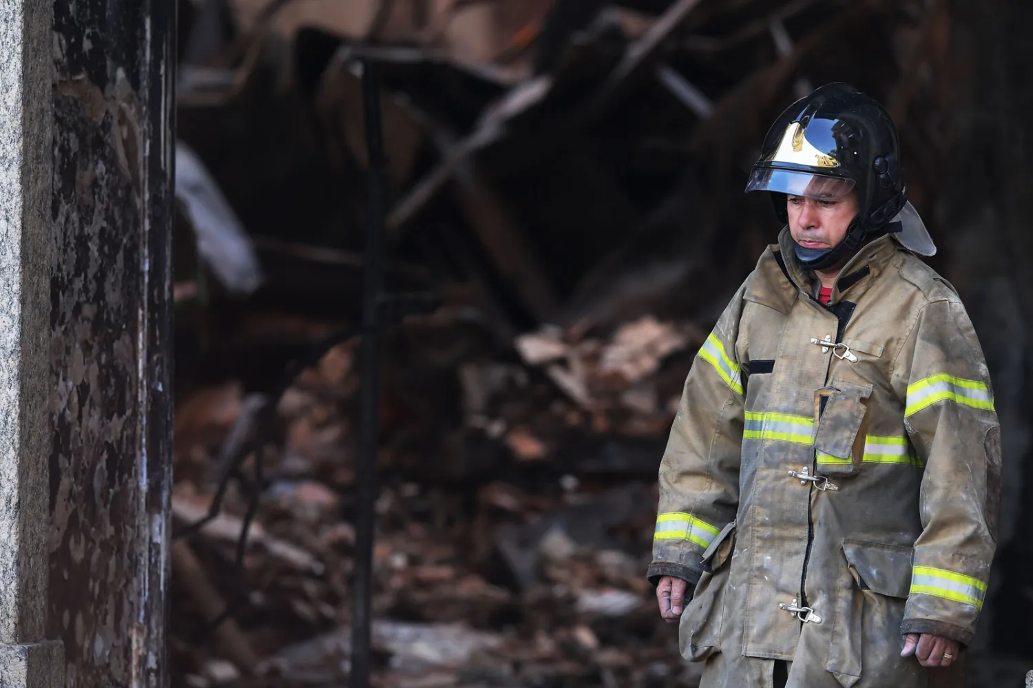 رجل انقاذ يقف وسط اثار الحطام (ا.ف.ب) 