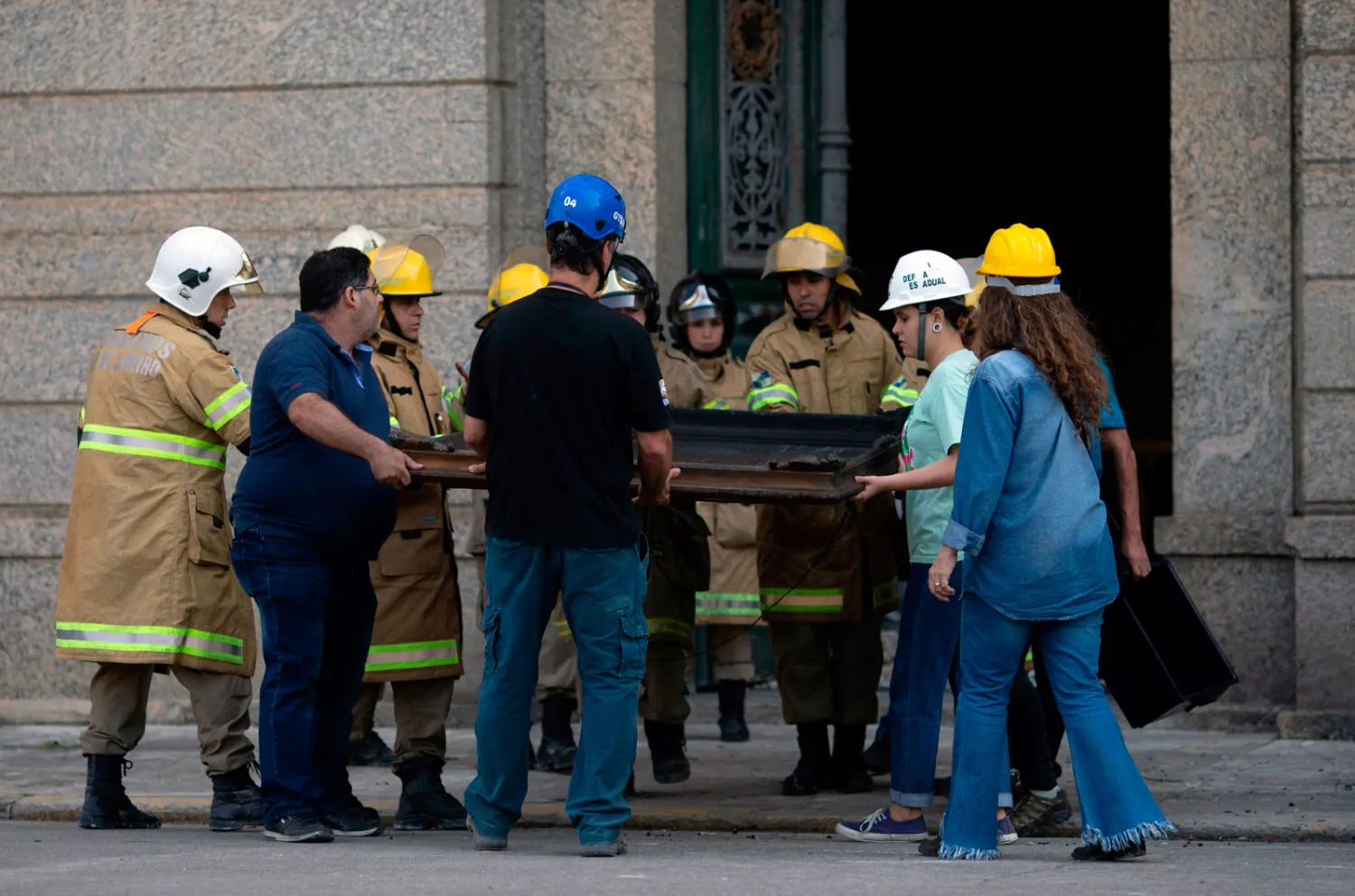 عاملون فى المتحف ينقلون قطعة اثرية (ا.ف.ب)