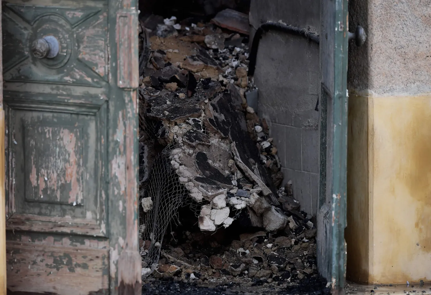 احدى بوابات المتحف والحطام يظهر بداخلها (ا.ف.ب) 