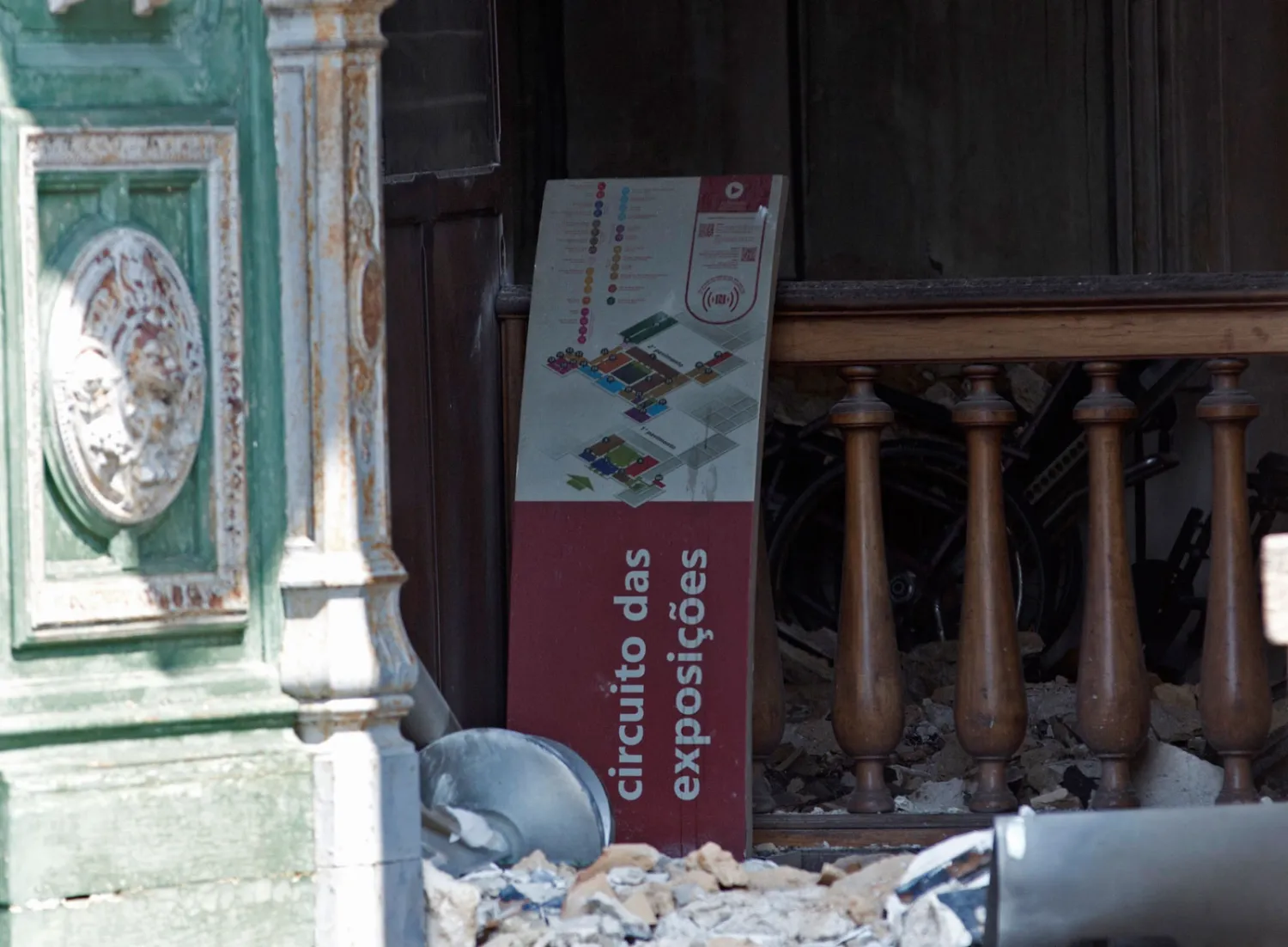 لافتة بالغة البرتغالية "جولة المعارض" سقطت وسط الأنقاض المتفحمة بعد الحريق (ا.ب) 