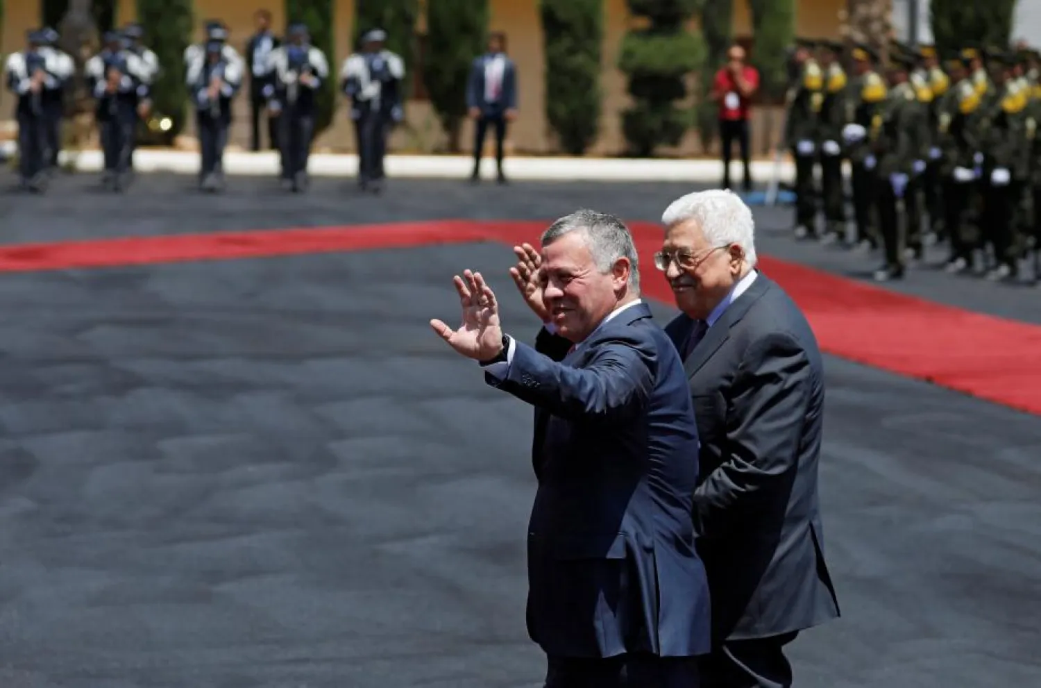 Jordan's King Abdullah II and Palestinian President Mahmoud Abbas wave during a reception ceremony in the West Bank city of Ramallah, August 7, 2017. (Reuters)