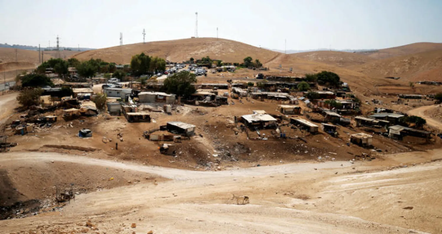 منظر عام لقرية الخان الأحمر (رويترز)