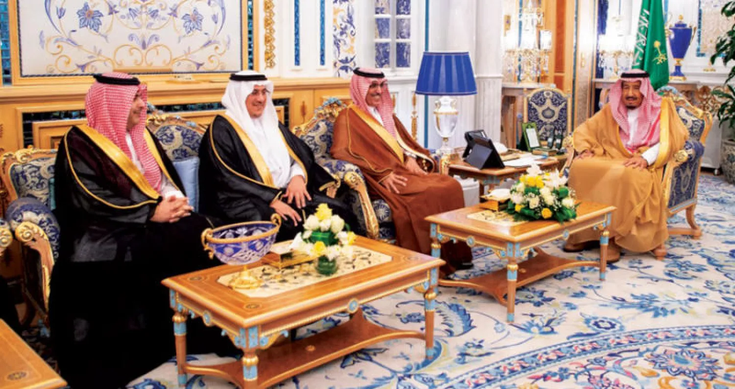 الملك سلمان بن عبد العزيز مستقبلاً وزير المالية ومحافظ مؤسسة النقد السعودي ووكلاء المحافظ (واس)