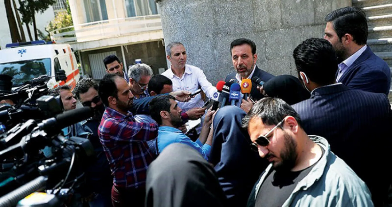 مدير مكتب الرئيس الإيراني محمود واعظي يرد على الصحافيين على هامش اجتماع الحكومة في طهران أمس (تسنيم)