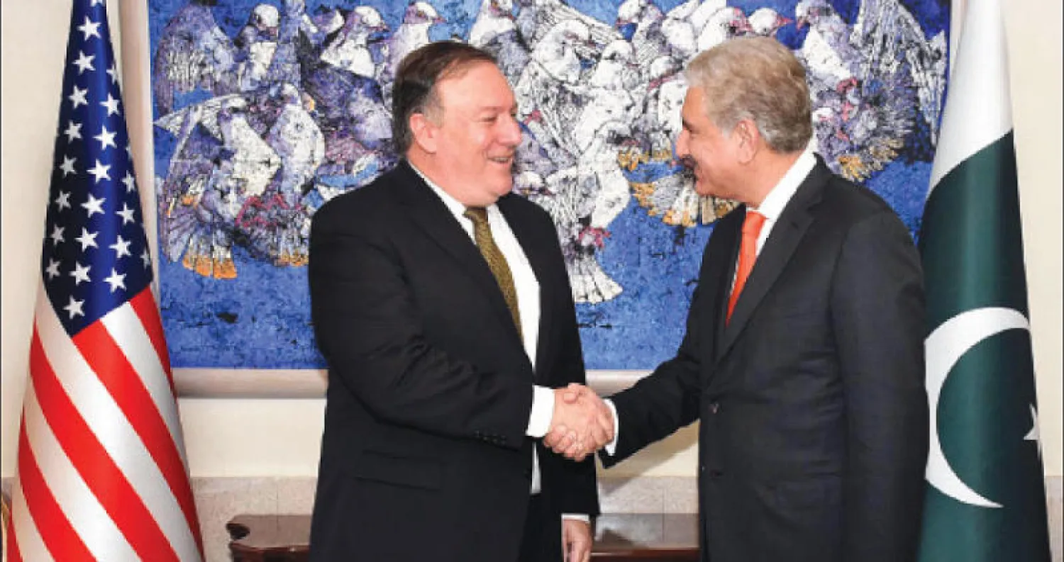 قرشي مستقبلاً بومبيو في إسلام آباد أمس (إ.ب.أ)