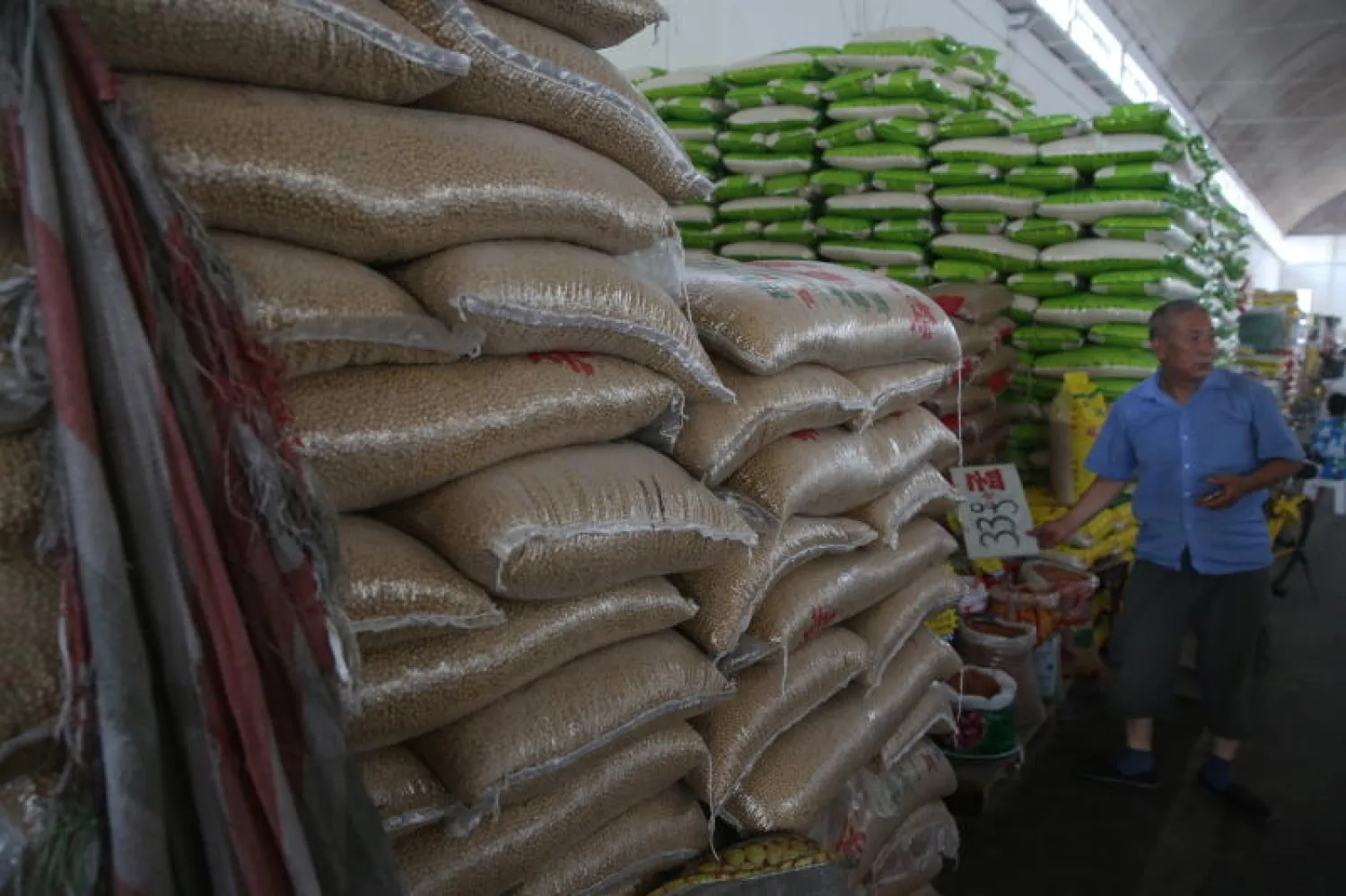 أكداس من أكياس فول الصويا الذي تأثر تصديره سلبا بالرسوم الأميركية، تنتظر التصريف في أحد مستودعات بكين (أ. ف. ب)