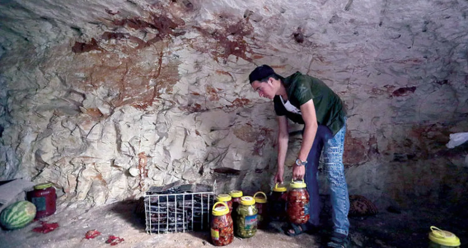 تجهيز المخابئ استعداداً لهجوم إدلب (رويترز)