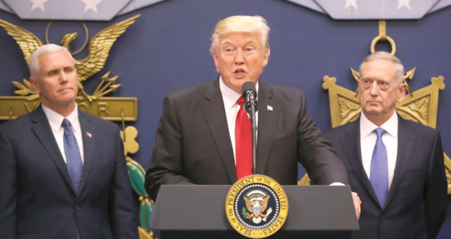 صورة أرشيفية لترمب وبنس بعد أداء وزير الدفاع ماتيس القسم في البنتاغون في يناير 2017 (رويترز)