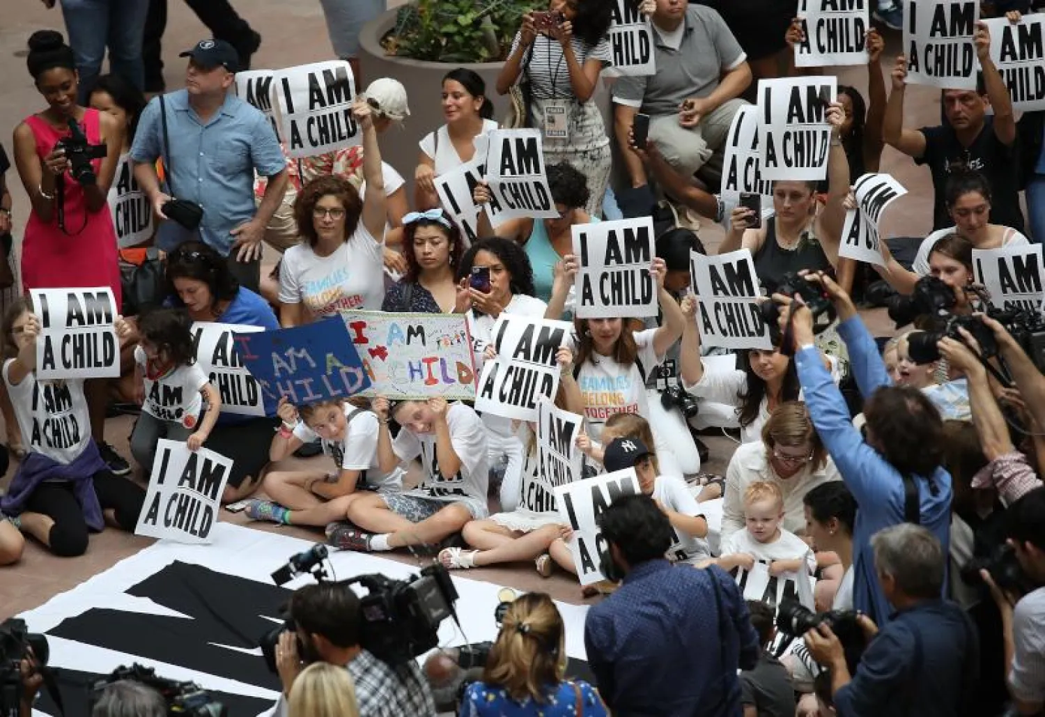 نشطاء يتظاهرون في واشنطن رفضا لفصل عائلات المهاجرين غير الشرعيين - أرشيفية (أ.ف.ب)