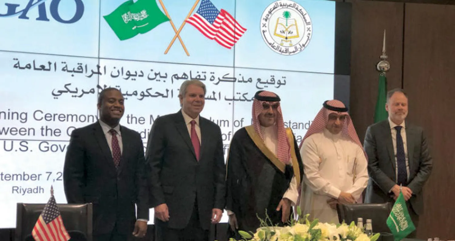 صورة جماعية بعد توقيع مذكرة تفاهم في الرياض أمس («الشرق الأوسط»)