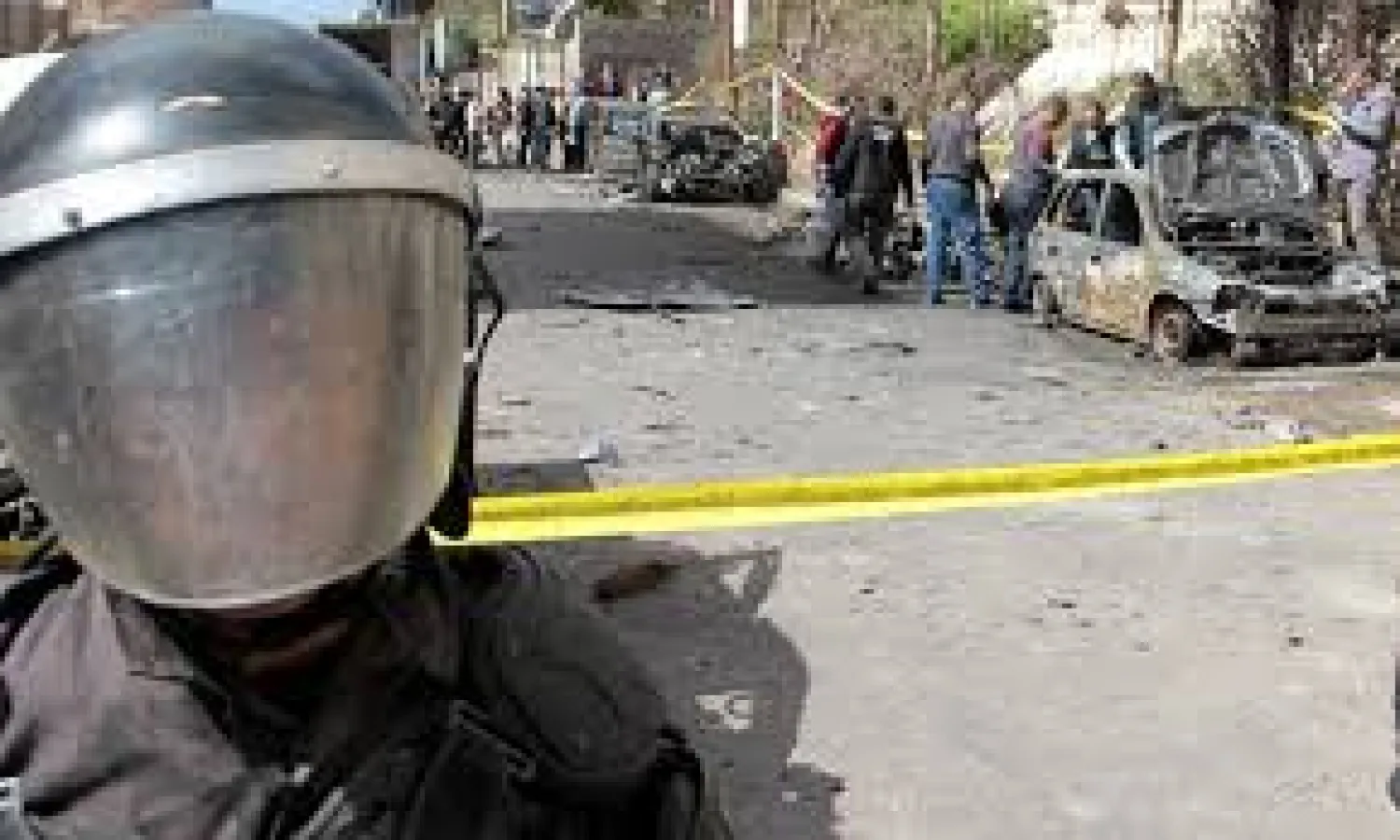 A security personnel stands guard, during the forensics team investigation of a bombing in Alexandria, Egypt March 24, 2018. REUTERS/Fawzy Abdel Hamied
