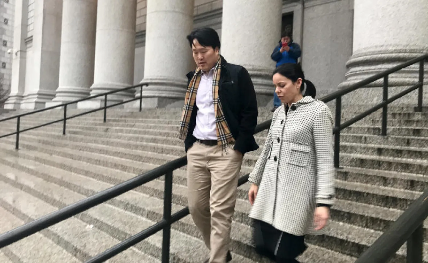 جو هيون بان ابن شقيق بان كي مون يغادر محكمة في مانهاتن برفقة محاميته (رويترز)
