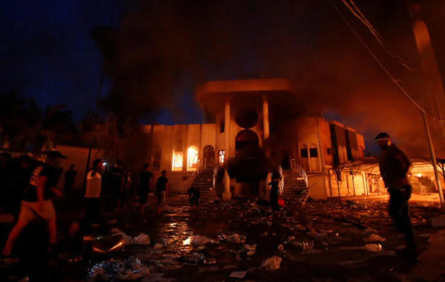 متظاهرون يحرقون مقر القنصلية الإيرانية في البصرة بعد اقتحامه