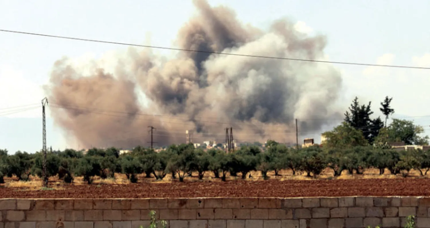 أعمدة الدخان تتصاعد من جنوب إدلب إثر غارة روسية أمس (أ.ف.ب)