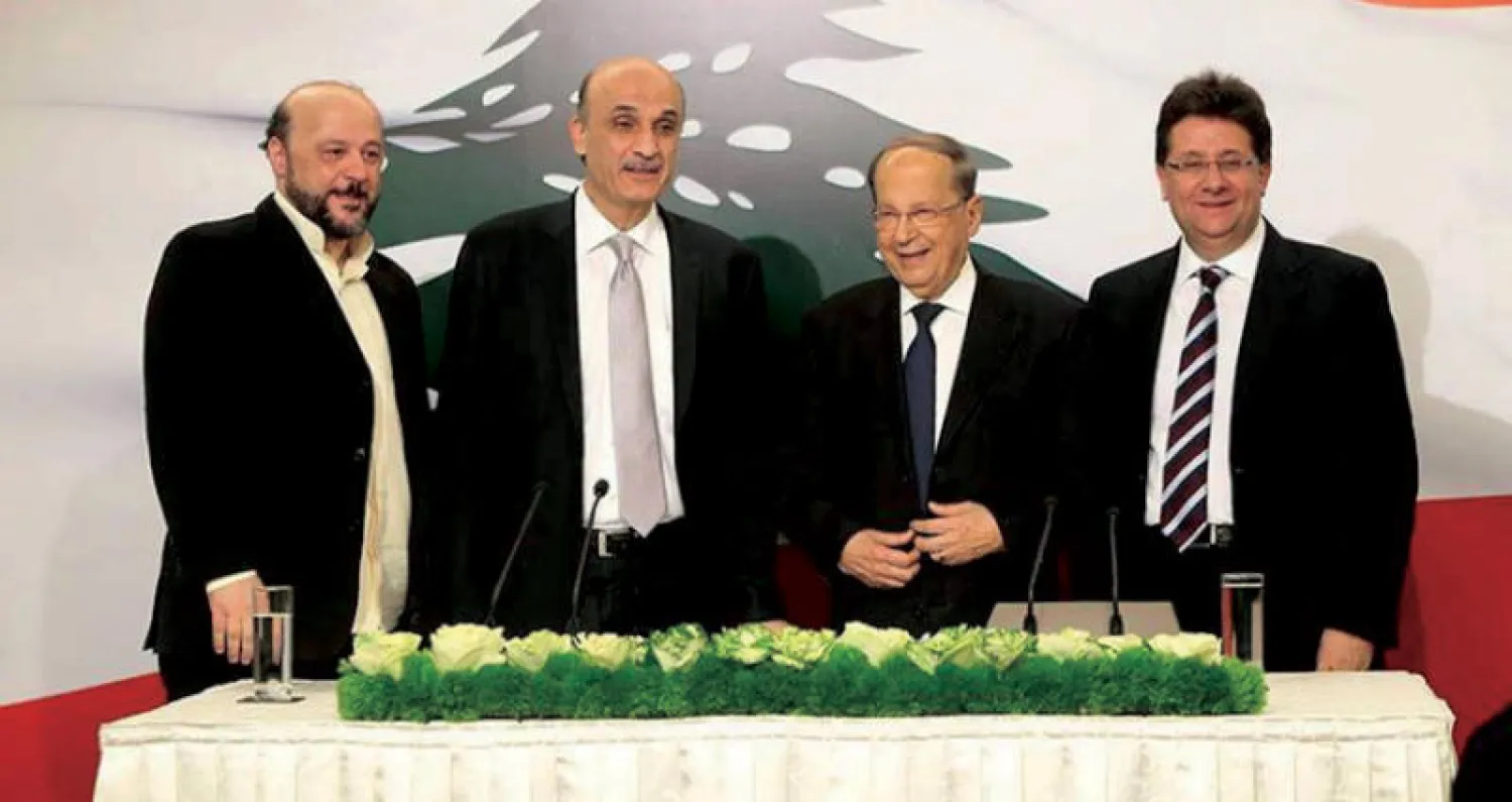 عون وجعجع يتوسطان ملحم الرياشي وابراهيم كنعان بعد توقيع «اتفاق معراب» (موقع {القوات})