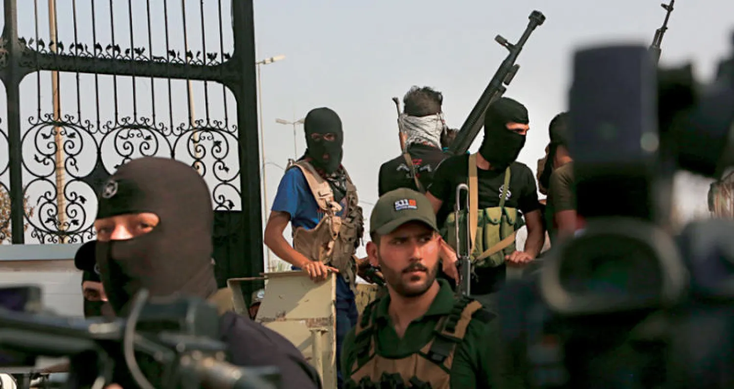 عناصر من «الحشد الشعبي» يستعرضون قوتهم في البصرة أمس (أ.ب)