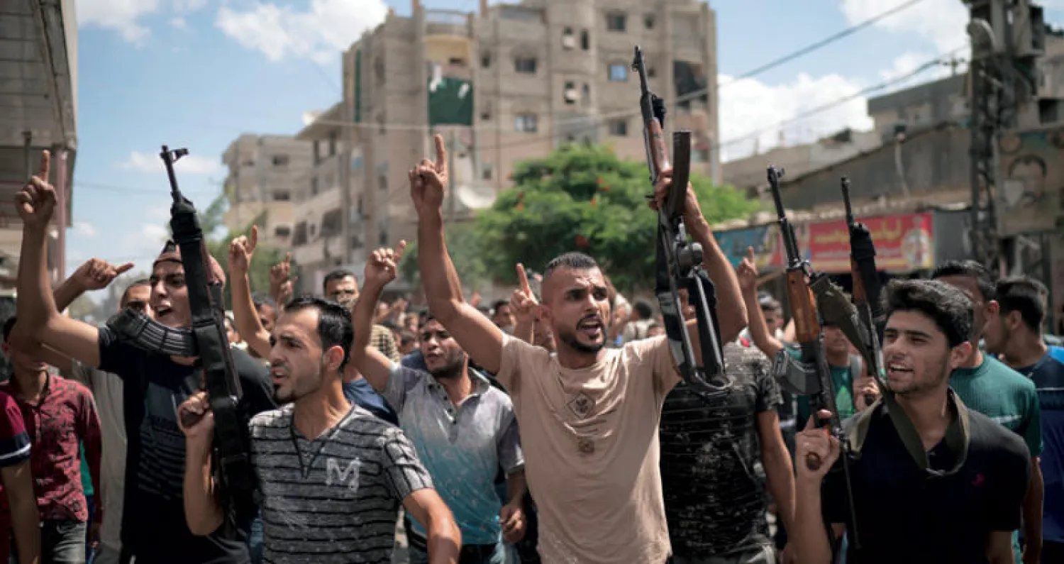 فلسطينيون يشاركون في تشييع الشاب بلال خفاجة في رفح أمس (أ.ب)