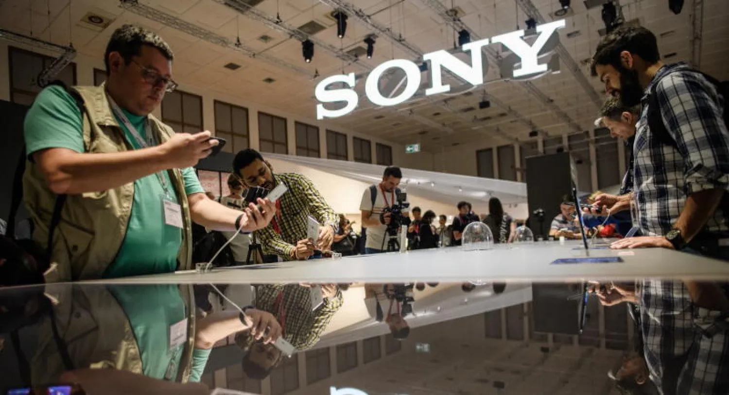 مستخدم ينظر في أحد هواتف «سوني»-أرشيفية (إ.ب.أ)