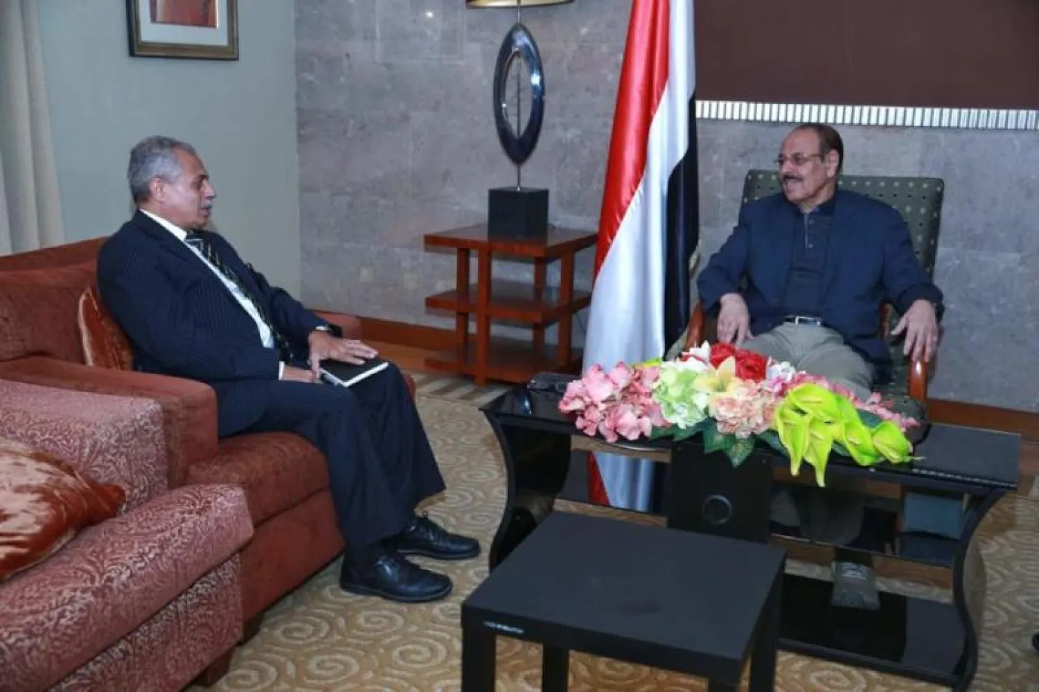 نائب الرئيس اليمني الفريق الركن علي محسن ‏صالح و‏وزير الصناعة والتجارة في الحكومة اليمنية الشرعية محمد ‏الميتمي (سبأ)