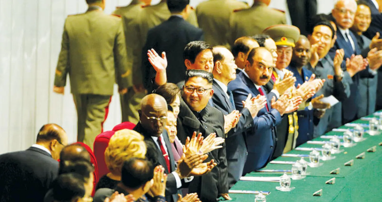 كيم جونغ أون يحيي الحشود خلال الاحتفالات في بيونغ يانغ أمس (رويترز)