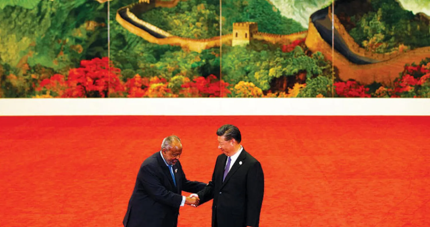 رئيس جيبوتي يصافح نظيره الصيني خلال مؤتمر «الصين - أفريقيا» في بكين الأسبوع الماضي (أ.ف.ب)