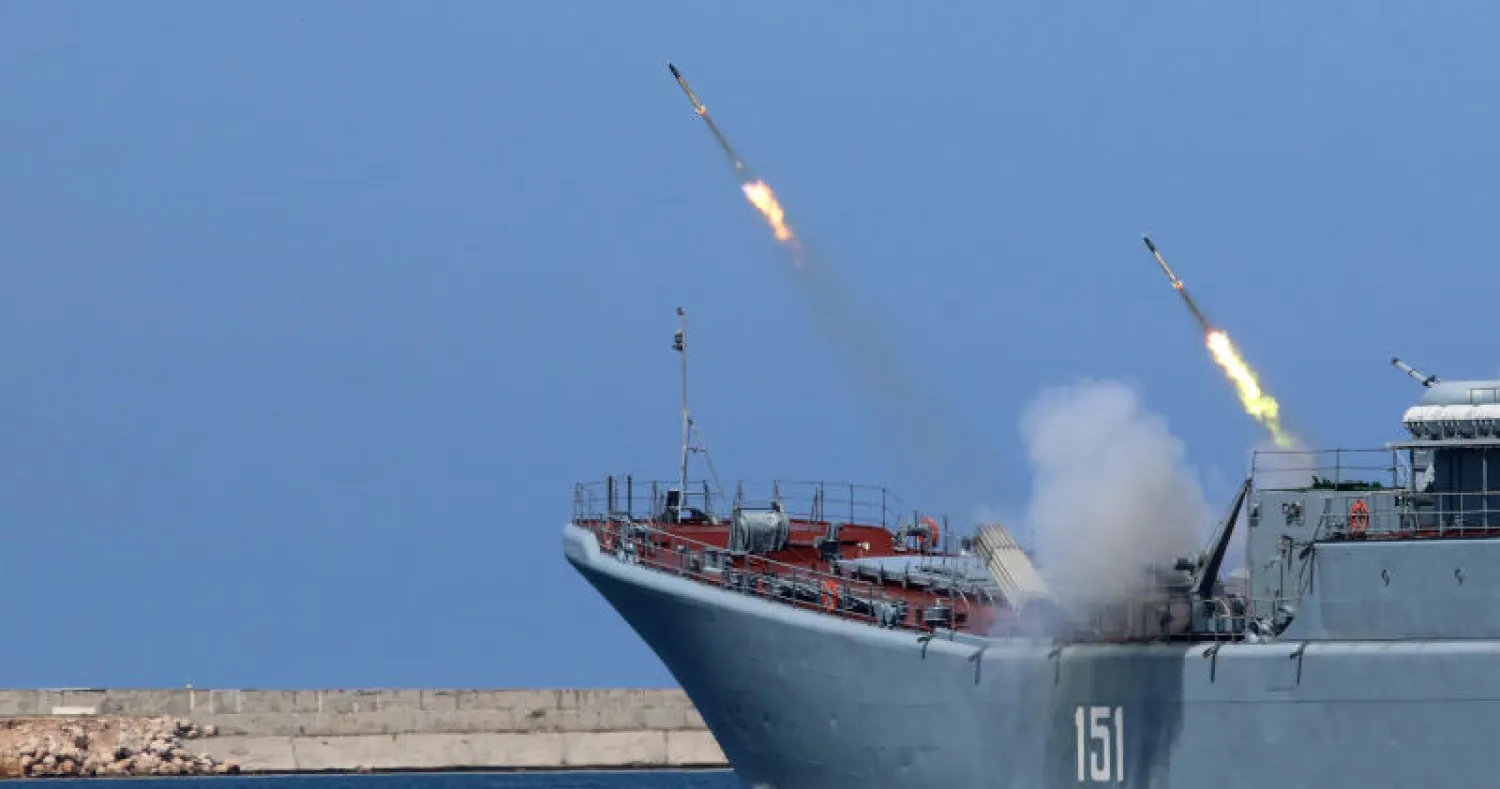 سفينة حربية روسية تطلق صواريخ خلال استعراض بحري - أرشيفية (رويترز)