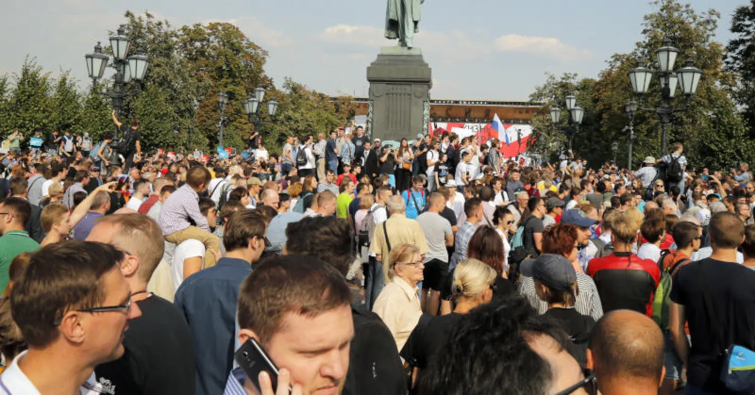 جانب من الاحتجاجات الروسية على ارتفاع سن التقاعد (أ.ب)