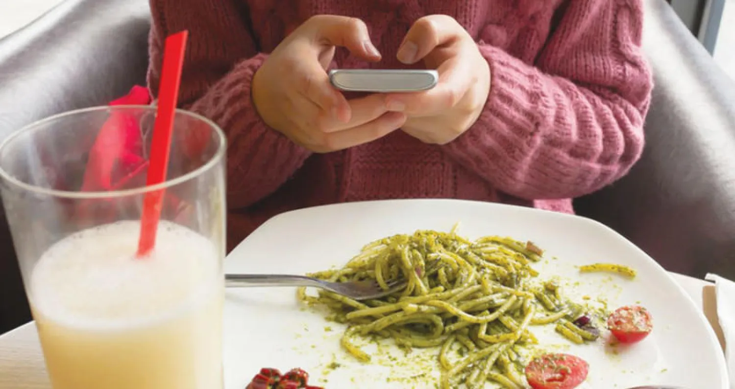 تتناول وجبة من دون أن يكون معك هاتفك «الجوال»