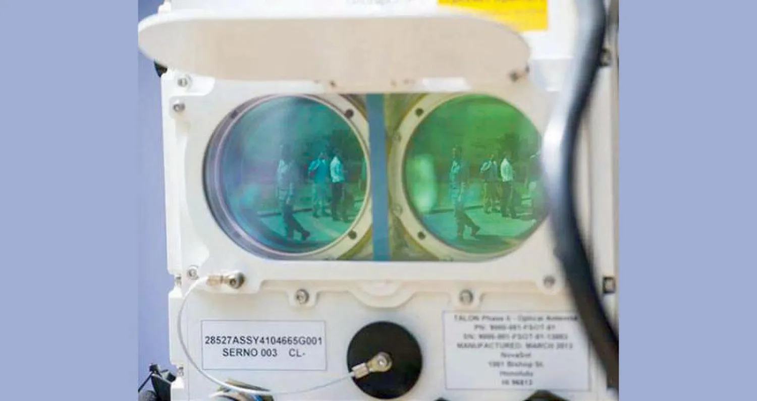 يطلق النظام شعاعا ضوئيا محدودا من المرسل إلى المتلقي يستطيع «رؤيته» بشكل مباشر