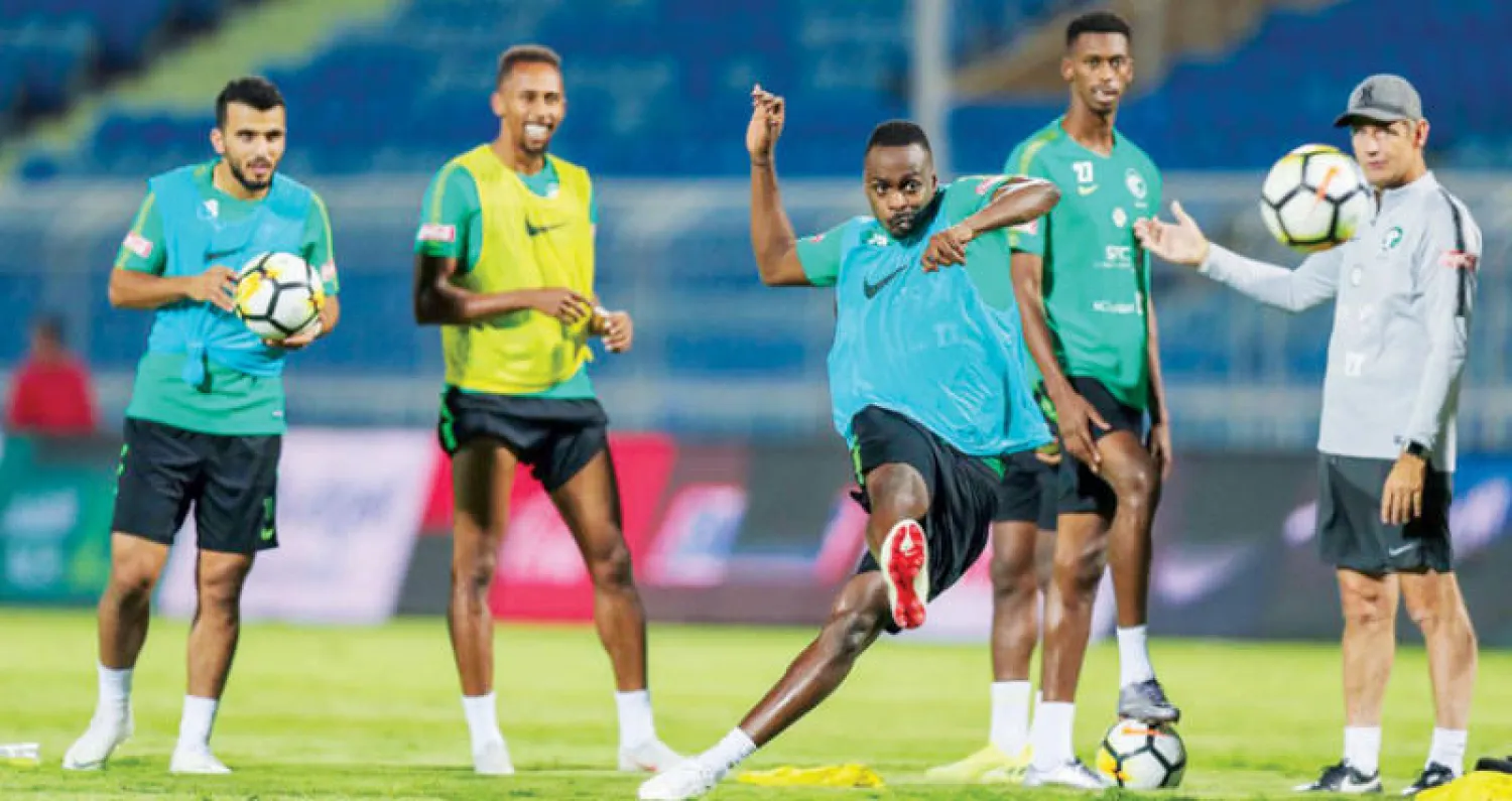 لاعبو الأخضر خلال التدريبات الأخيرة («الشرق الأوسط»)