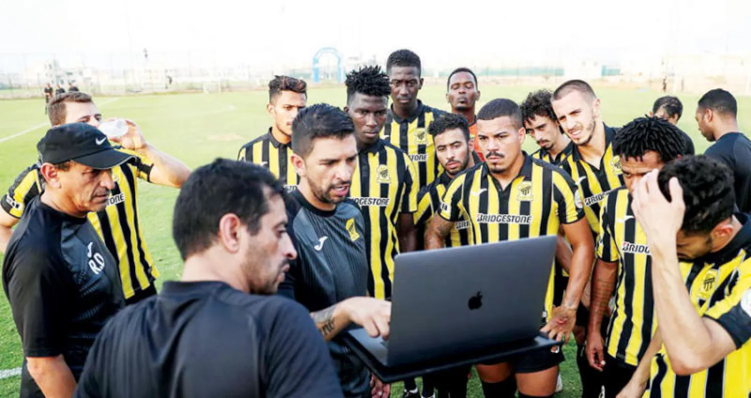 دياز وجهازه المساعد يستعرضون ملاحظاتهم على أداء اللاعبين في ودية بني ياس الأخيرة («الشرق الأوسط»)