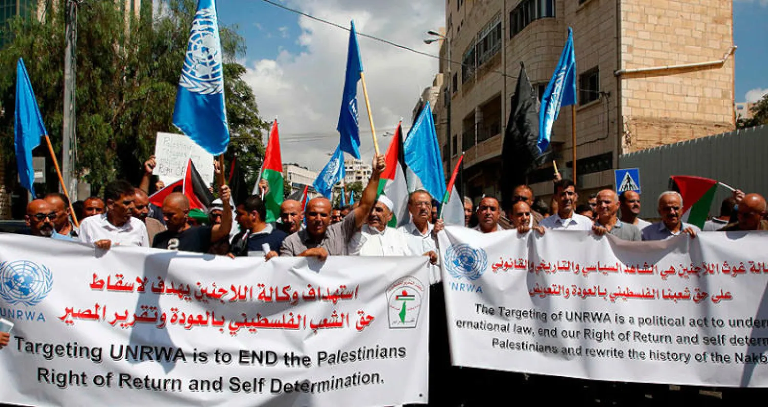 مظاهرة احتجاجية أمام المقر الرئيسي للأونروا في مدينة الخليل ضد قطع الولايات المتحدة المساعدات (ا.ف.ب)