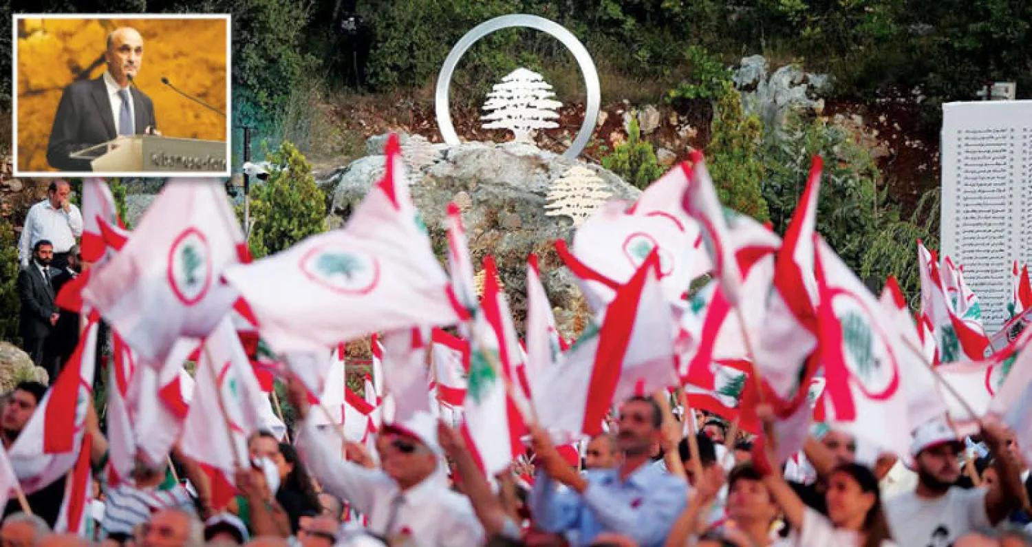 جموع تحت الأمطار للاستماع إلى كلمة رئيس حزب «القوات... وفي الإطار سمير جعجع في معراب أمس (موقع القوات)