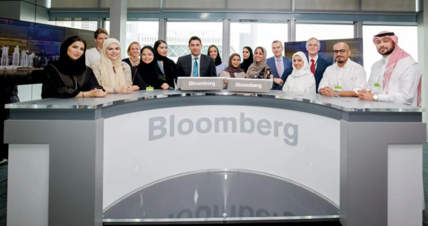 مجموعة من الصحافيين والصحافيات السعوديين المشاركين في الدورة المنعقدة بدبي