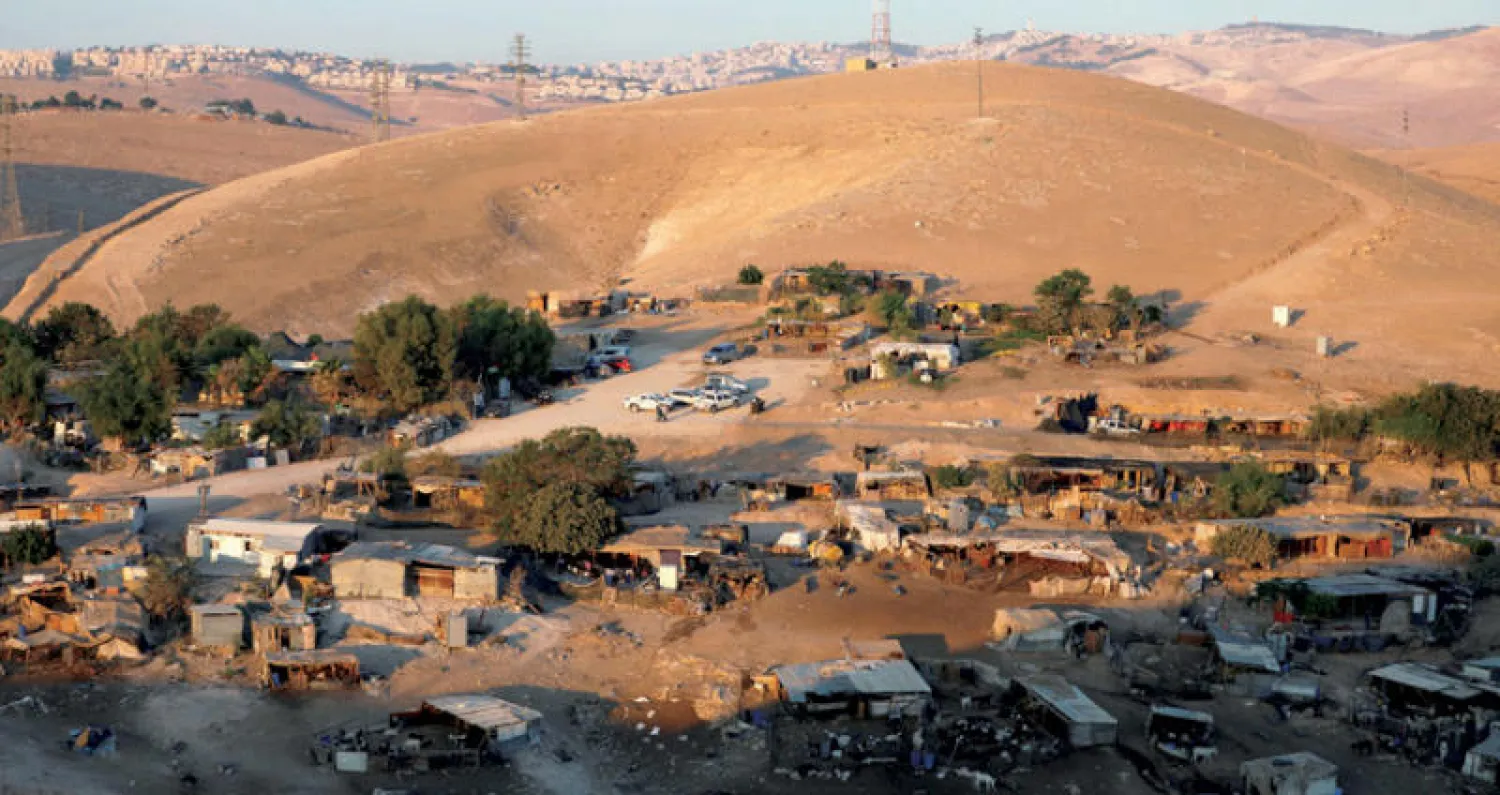 منظر عام للجانب الرئيسي في قرية الخان الأحمر البدوية في الضفة الغربية المعرضة للهدم (رويترز)