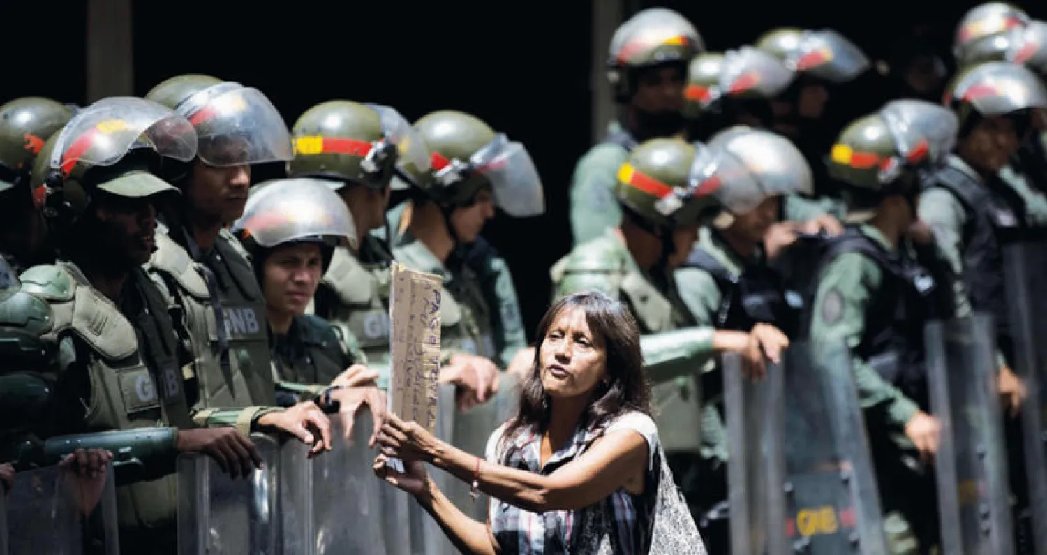 متقاعدة تحتج ضد سياسات مادورو الاقتصادية في كراكاس الخميس الماضي (أ.ب)