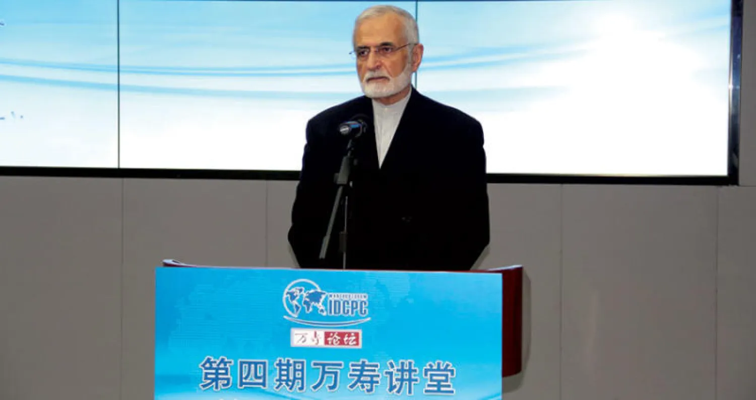 رئيس اللجنة الاستراتيجية للعلاقات الخارجية كمال خرازي يلقي خطابا بجامعة بكين أمس (إرنا)