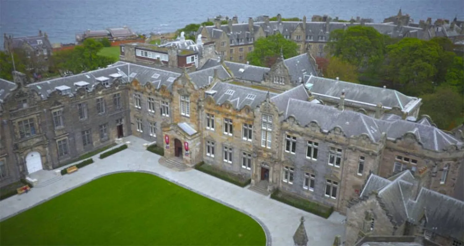 طالبة جامعية توظف 12 شخصاً لخدمتها